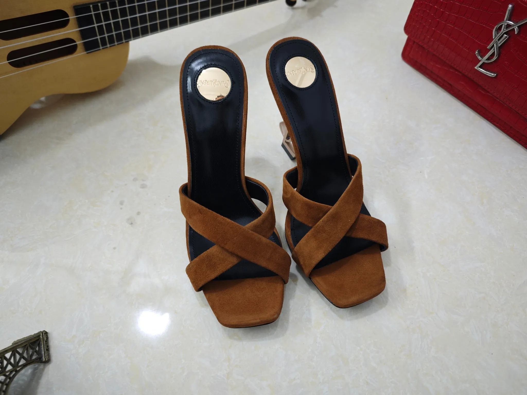 👟👟Ex-factory price 540👟👟【Saint Laurent】Yves Saint Laurent, high-heeled YSL high heels💃2025 early spring counter synchronizes the latest styles, YSL, decoration👠 Classic and high-quality glamorous masterpieces, the hottest autumn and winter series in the counter, with temperament, fashion, classic and attractive design style 😌The effect on the feet is particularly beautiful〰️, the materials are imported from Italy 🇮🇹 calf, imported black sheepskin, lining, and foot pads; sheepskin, stiletto high heels, size 35-41 (34.41.42 must be customized, non-refundable) outsole; imported genuine leather outsole, with full counter packaging